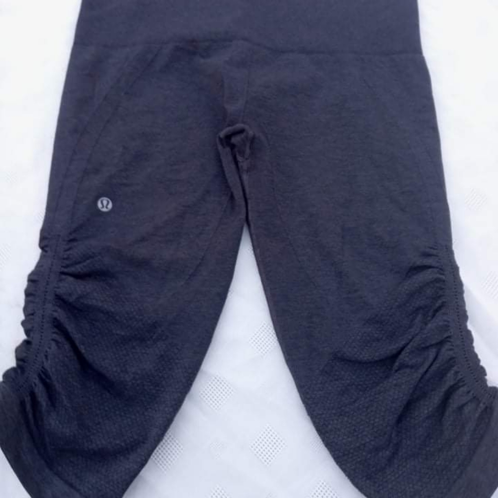 Lululemon Awakening Cropped Capri yoga legging